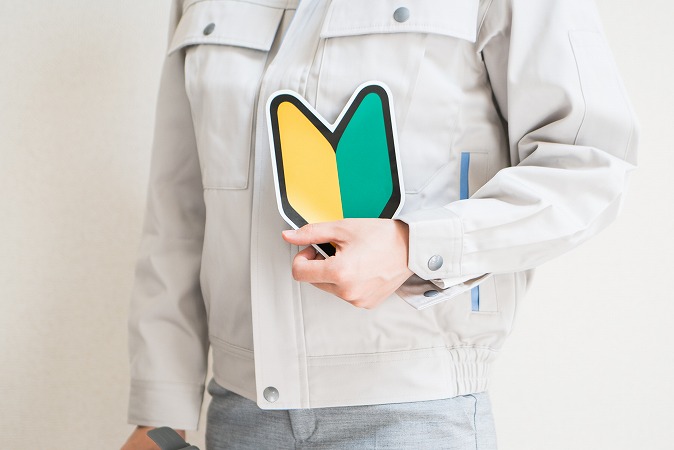 初心者マークもつ作業員