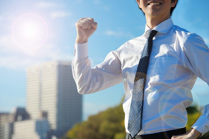 ガッツポーズの男性